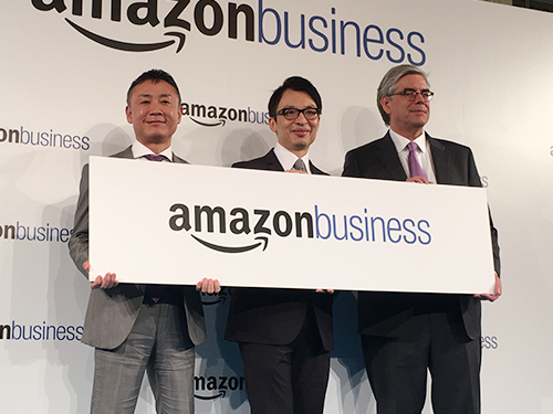 「アマゾンビジネス」の発表を行う星健一事業部長（左）、ジャスパ・チャン社長（中央）、スティーブ・フレイザーヴァイスプレジデント（右）